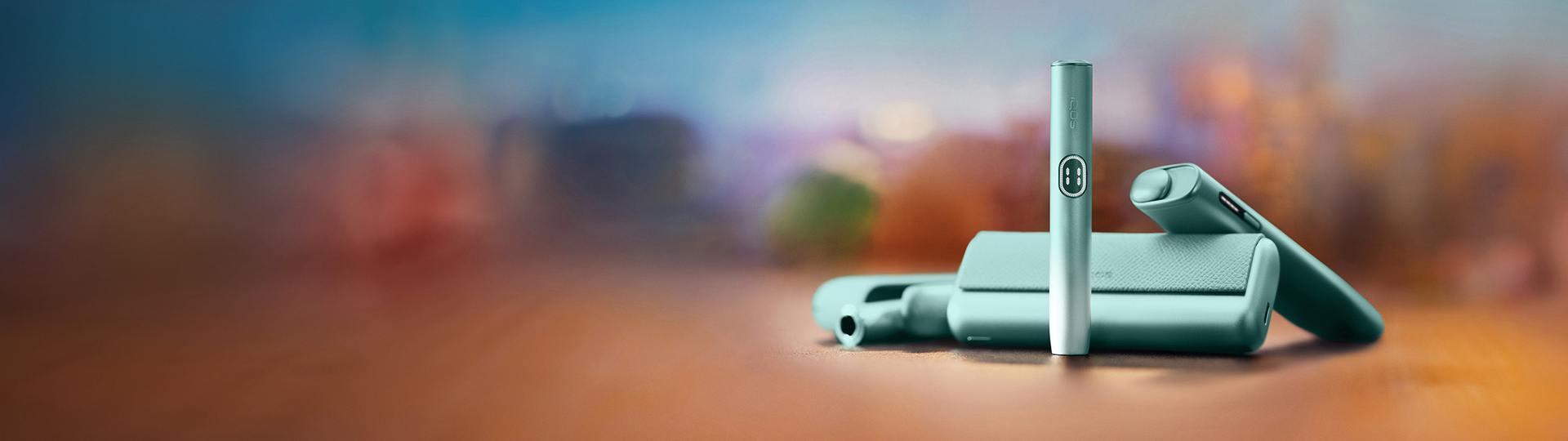Drei IQOS ILUMA i Tabakerhitzer in der Farbe Breeze Blue dargestellt.